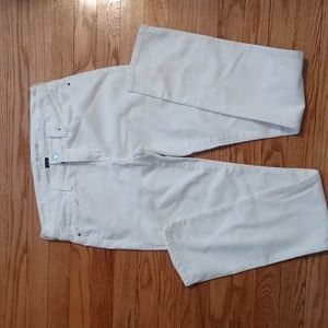 DKNY jeans size for Linksys 32 no marks or anything on it look brand new